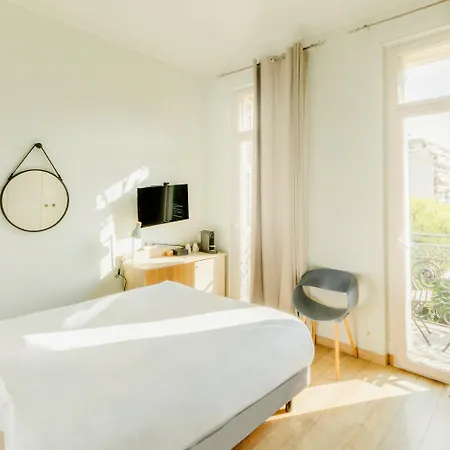 Aria Hotel 3*